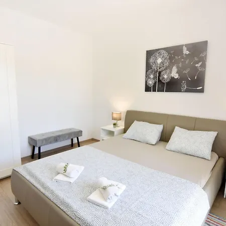 Mares 1 By Interhome *
