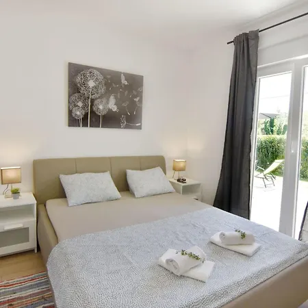 Mares 1 By Interhome אומאג
