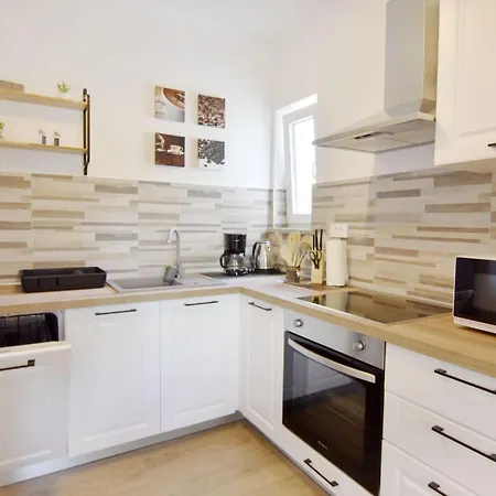 Mares 1 By Interhome אומאג